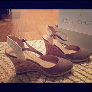 Sole Society Lucy Wedge Taupe Suede 9.5